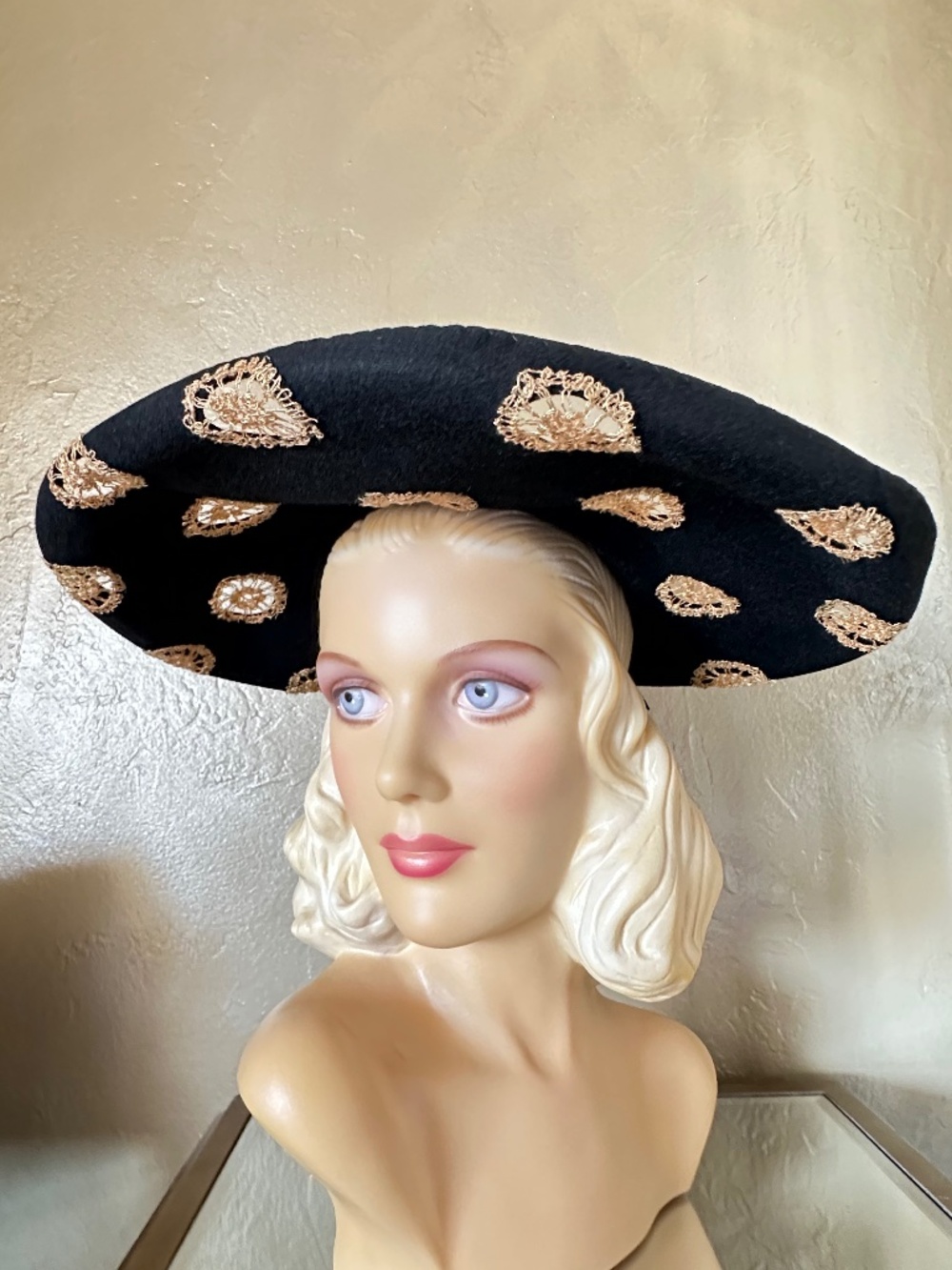 ITALIAN STARLET ESTATE 1940s' OPEN CROWN BLACK FELT  HAT + MACRAMÉ ON WIDE BRIM